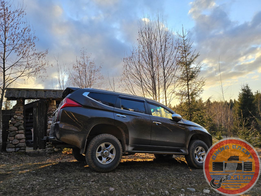 фото застрявшего Mitsubishi Pajero Sport III 