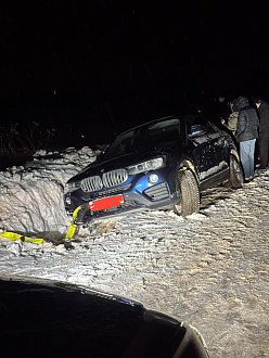 помогите пожалуйста,  машина лежит на боку в сугробе практически на правой двери ,находимся около звенигорода,нужно дернуть машину, лебедкой или тросом, прям на дороге в кювете ,  вытащить застрявшую машину bmw x4