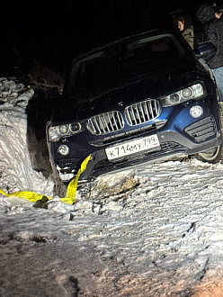 помогите пожалуйста,  машина лежит на боку в сугробе практически на правой двери ,находимся около звенигорода,нужно дернуть машину, лебедкой или тросом, прям на дороге в кювете ,  вытащить застрявшую машину bmw x4