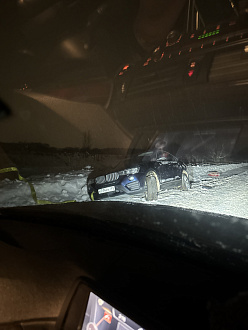помогите пожалуйста,  машина лежит на боку в сугробе практически на правой двери ,находимся около звенигорода,нужно дернуть машину, лебедкой или тросом, прям на дороге в кювете ,  вытащить застрявшую машину bmw x4