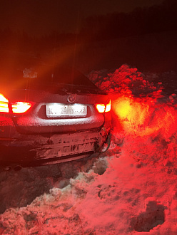 помогите пожалуйста,  машина лежит на боку в сугробе практически на правой двери ,находимся около звенигорода,нужно дернуть машину, лебедкой или тросом, прям на дороге в кювете ,  вытащить застрявшую машину bmw x4