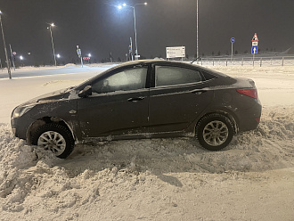 Прошу вытащить машину, занесло в сугроб и там зарылся. Нужен будет тросс, чтобы дернуть машину за зад и вытянуть ее на дорогу, стою на парковке, никому не мешаю, коробка автомат.  вытащить застрявшую машину Хендай солярис