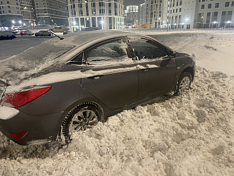 Прошу вытащить машину, занесло в сугроб и там зарылся. Нужен будет тросс, чтобы дернуть машину за зад и вытянуть ее на дорогу, стою на парковке, никому не мешаю, коробка автомат.  вытащить застрявшую машину Хендай солярис