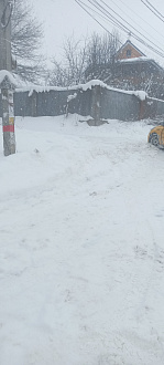 Застрял на деревенской дороге. Тронуться не могу. Под снегом лед. Дальше подъем. Вытащите на ровную твердую дорогу. Наверно около километра.  вытащить застрявшую машину Лада гранта будка.