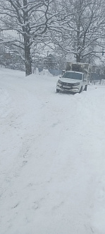 Застрял на деревенской дороге. Тронуться не могу. Под снегом лед. Дальше подъем. Вытащите на ровную твердую дорогу. Наверно около километра.  вытащить застрявшую машину Лада гранта будка.