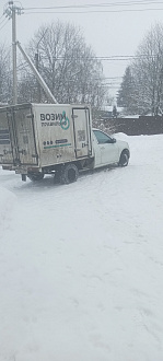 Застрял на деревенской дороге. Тронуться не могу. Под снегом лед. Дальше подъем. Вытащите на ровную твердую дорогу. Наверно около километра.  вытащить застрявшую машину Лада гранта будка.