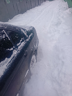 Помогите пожалуйста достать машину из гаражей, только сделали машину и всё замело( вытащить застрявшую машину БМВ е39
