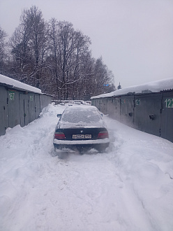 Помогите пожалуйста достать машину из гаражей, только сделали машину и всё замело( вытащить застрявшую машину БМВ е39