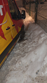 помогите пожалуйста,   вытащить застрявшую машину Форд Транзит