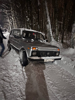 прошу помощи,  вытащить авто из снежного кювета вытащить застрявшую машину Нива 