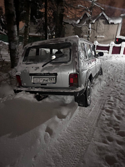 прошу помощи,  вытащить авто из снежного кювета вытащить застрявшую машину Нива 