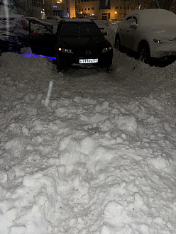 прошу помощи, сел на брюхо на парковке, дернуть метров 10, до асфальта метров 30 вытащить застрявшую машину Mazda