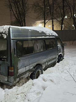 помогите, застрял в сугробе,возле дороги,трос есть  вытащить застрявшую машину Застрял в сугробе 