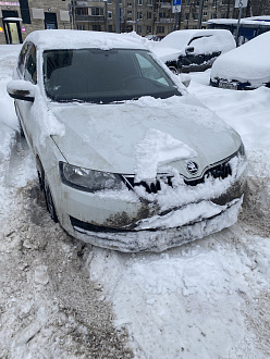 помогите, застряла машина в снежной целине, надо дернуть тросом или динамической стропой вытащить застрявшую машину Skoda rapid