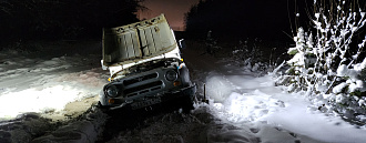 помогите пожалуйста, провалился правой стороной в колею вытащить застрявшую машину Уаз Козел