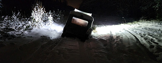 помогите пожалуйста, провалился правой стороной в колею вытащить застрявшую машину Уаз Козел