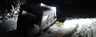 помогите пожалуйста, провалился правой стороной в колею вытащить застрявшую машину Уаз Козел