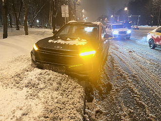 прошу помощи, нужно вытащить машину из сугроба, не могу выехать  вытащить застрявшую машину Москвич 3