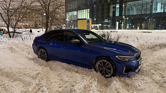 помогите, застрял в снегу на парковке вытащить застрявшую машину Бмв