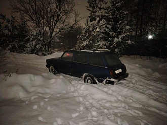 прошу помощи, вытащить машину, дорога не чищена, не могу развернуться  вытащить застрявшую машину Ваз 