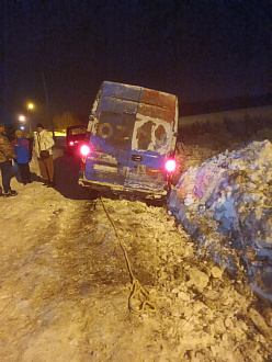 помогите пожалуйста,   вытащить застрявшую машину газэль