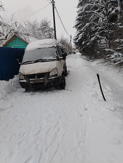 помогите пожалуйста,  съехал в колею(( вытащить застрявшую машину Газель 
