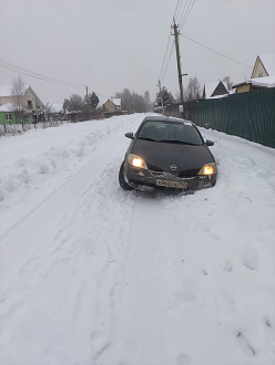 помогите, немного съехал в кювет вытащить застрявшую машину Nissan Primera