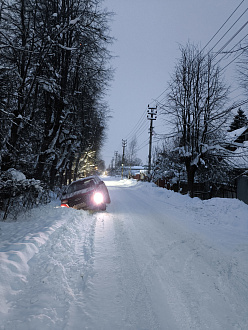 Выбежала собака, уворачиваясь слетел в канаву, помогите. Проушина есть, троса к сожалению нет. вытащить застрявшую машину Chery Tiggo 7