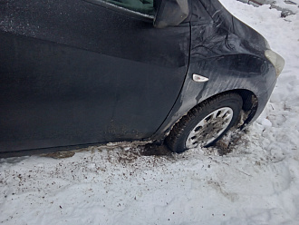 помогите пожалуйста,  закопался и сел на дно, тросса нет с собой вытащить застрявшую машину Хендай ай30