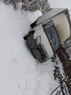 помогите пожалуйста,  левой стороной съехал в овраг, трос есть, но не рывковый, прошу помощи вытянуть вытащить застрявшую машину Газель