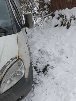 помогите пожалуйста,  левой стороной съехал в овраг, трос есть, но не рывковый, прошу помощи вытянуть вытащить застрявшую машину Газель
