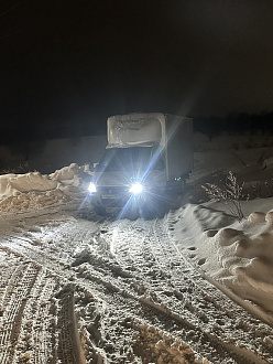 помогите пожалуйста,  не могу забраться в горку, дорога почищена, под не большим снегом легкая наледь, не могу из за этого забраться в горку, общий вес машины 2.5т, в кузове пару вещей несколько стиральных машинок, троса нет, порвался вытащить застрявшую машину Газель бизнес