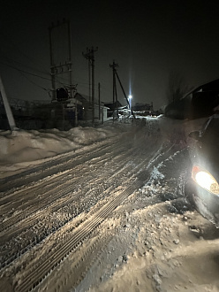 помогите пожалуйста,  не могу забраться в горку, дорога почищена, под не большим снегом легкая наледь, не могу из за этого забраться в горку, общий вес машины 2.5т, в кузове пару вещей несколько стиральных машинок, троса нет, порвался вытащить застрявшую машину Газель бизнес