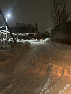 помогите пожалуйста,  не могу забраться в горку, дорога почищена, под не большим снегом легкая наледь, не могу из за этого забраться в горку, общий вес машины 2.5т, в кузове пару вещей несколько стиральных машинок, троса нет, порвался вытащить застрявшую машину Газель бизнес