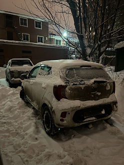 Прошу помочь вытащить машину из снега. Застряли колеса, села дном на сугроб, скорее всего еще и примерзла. Два мужчины не смогли вытолкать, сказали нужно 10 мужчин(( вытащить застрявшую машину Киа пиканто