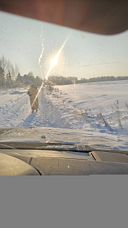 Дорога в поле, слева и справа кювет под снегом. Не удержал, съехал. Нужно достать из кювета.  вытащить застрявшую машину ЛР Дискавери 4