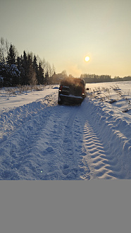 Дорога в поле, слева и справа кювет под снегом. Не удержал, съехал. Нужно достать из кювета.  вытащить застрявшую машину ЛР Дискавери 4