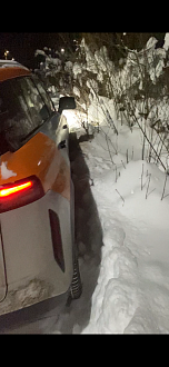 помогите пожалуйста,  выкопать машину. Уперлась в сугроб вытащить застрявшую машину Jaecoo