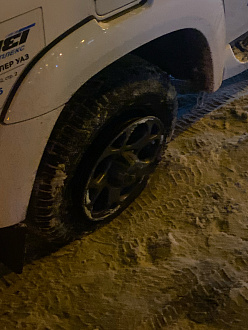 помогите, пробил колесо,нужен домкрат высокий и балоник  вытащить застрявшую машину УАЗ ПАТРИОТ