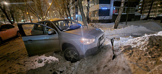 помогите, нужно дёрнуть машину во дворе дома,, села на днище на сугроб вытащить застрявшую машину Мицубиси ASX