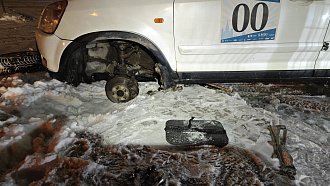 На ярике пробил колесо. Съехал к Ленте. Упала с домкрата, помогите поднять, чтобы докатку поставить. Пороги очень плохие. вытащить застрявшую машину не указано