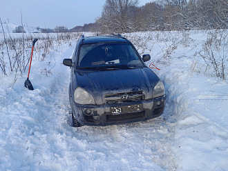 помогите, пожалуйста застрял в поле 50 метров до асфальта вытащить застрявшую машину Застряла машина