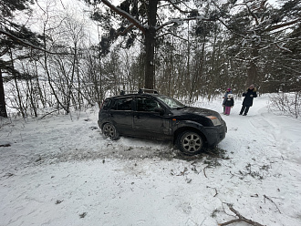 Начали разворачиваться и застряли в по Лесной тропе. Ну, тут как бы дорога есть. вытащить застрявшую машину Port уже нам нужен мужчина вытолкать.