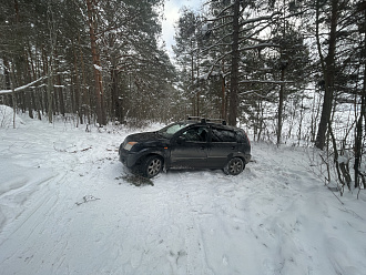 Начали разворачиваться и застряли в по Лесной тропе. Ну, тут как бы дорога есть. вытащить застрявшую машину Port уже нам нужен мужчина вытолкать.