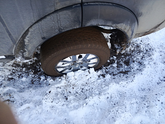 Сел в поле повис на целине. Поможет только с лебедкой на больших колесах вытащить застрявшую машину Ленд ровер