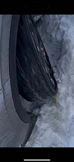 В населённом пункте, во дворах. вытащить застрявшую машину Geely.