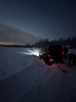 прошу помощи, застряли на съезде в поле  вытащить застрявшую машину Дефендер 