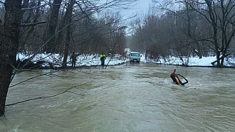В 10 км от новоукраинска, не могу переехать брод, глубина где то 1,5м, нужна машина которая сможет протащить через брод вытащить застрявшую машину УАЗ буханка