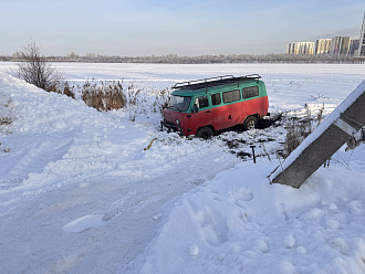прошу помощи,  вытащить застрявшую машину Уаз буханка