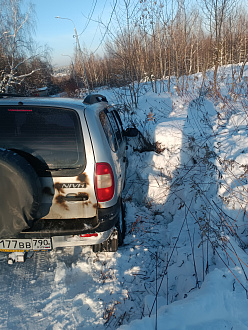 помогите, повисли на защите двигателя вытащить застрявшую машину Шевроле Нива